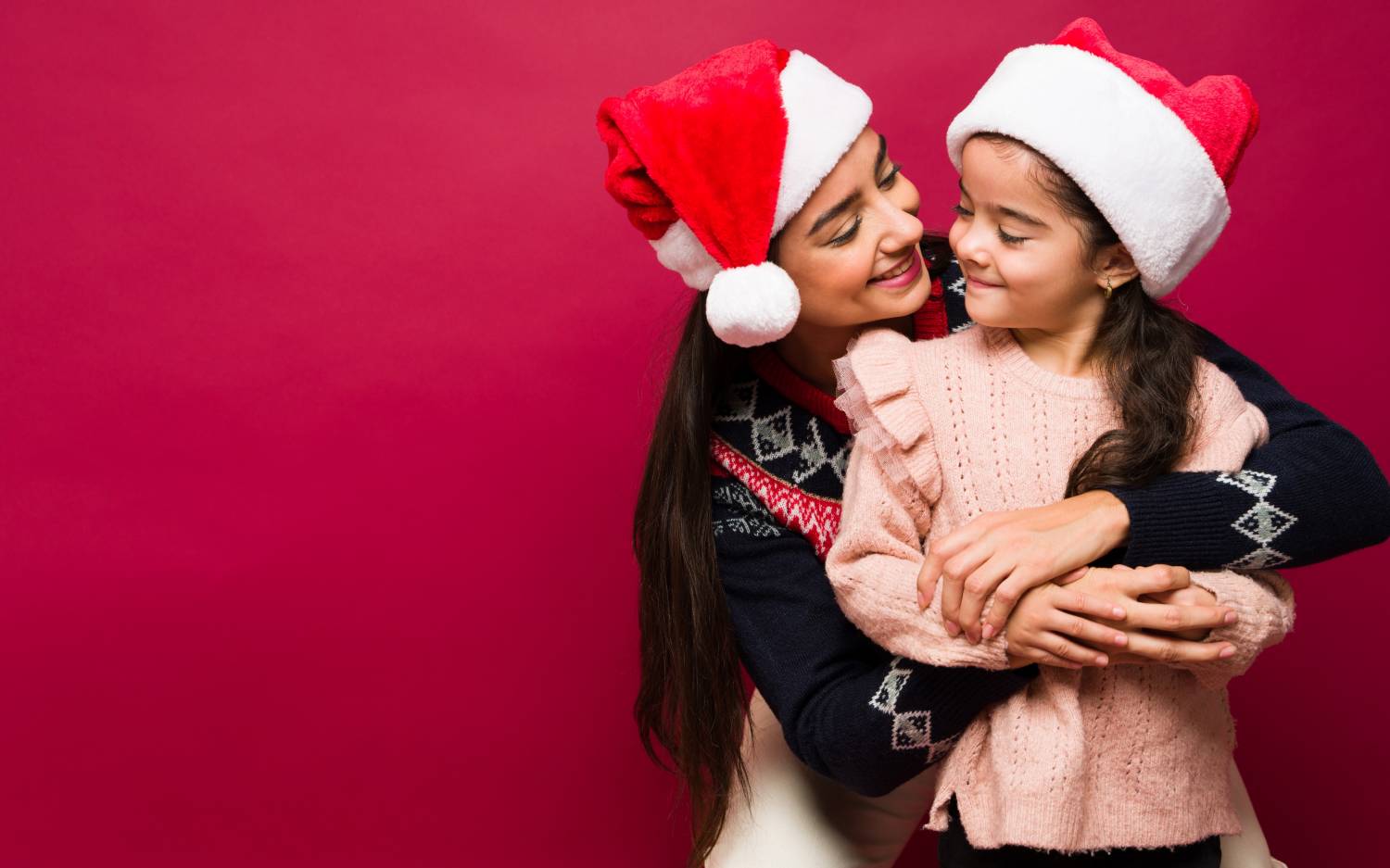 okładka wpisu - mama i córka w świątecznych czapkach